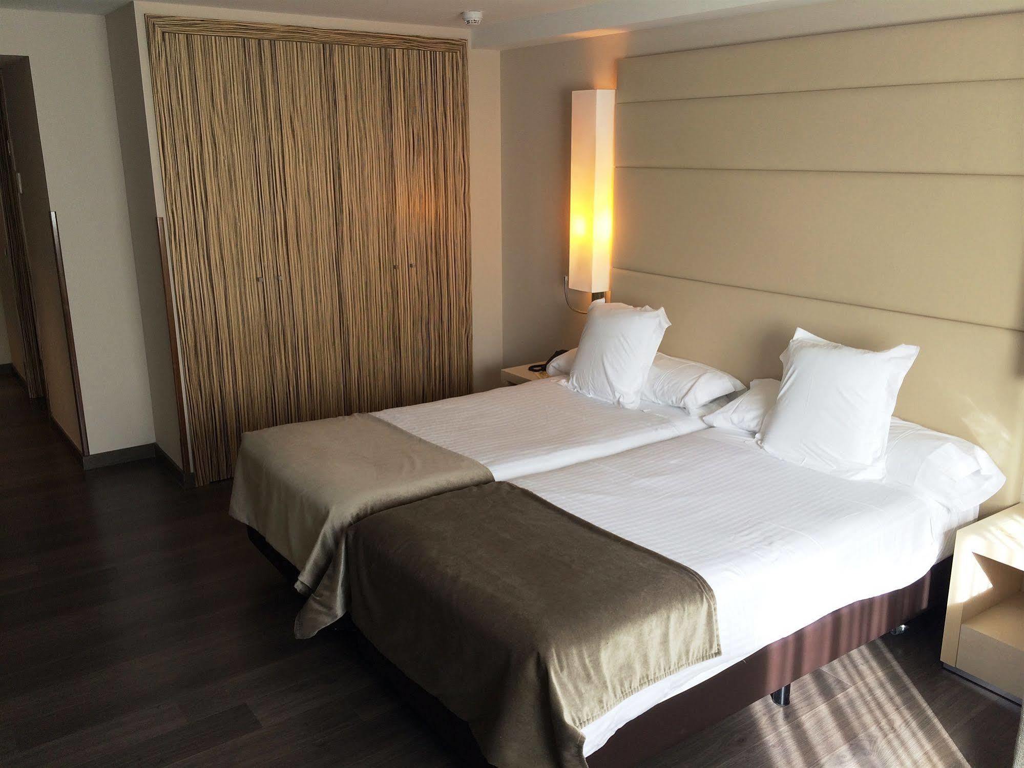 Hotel Yomo Mola Park 4*